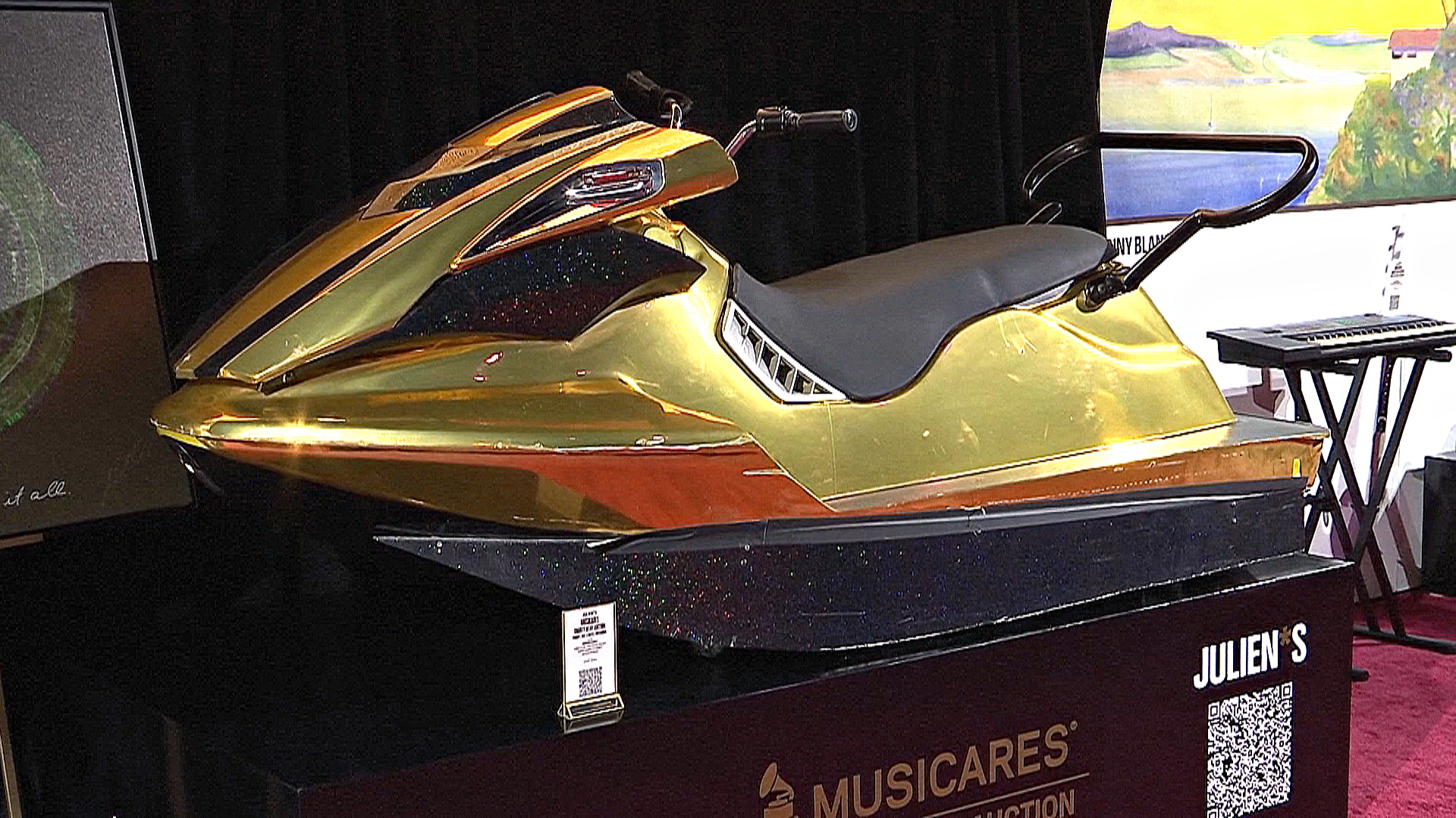 Водный мотоцикл Мэрайи Кэри и пальто Шер: вещи музыкантов выставят на аукционе Водный мотоцикл Мэрайи Кэри и пальто Шер: вещи музыкантов выставят на аукционе