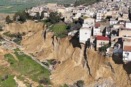 Дома в итальянском городе оказались на краю обрыва после оползня