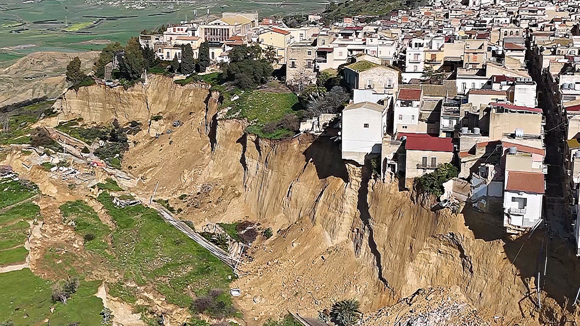 Дома в итальянском городе оказались на краю обрыва после оползня
