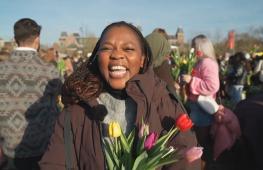 В Амстердаме людям раздали 200 000 тюльпанов