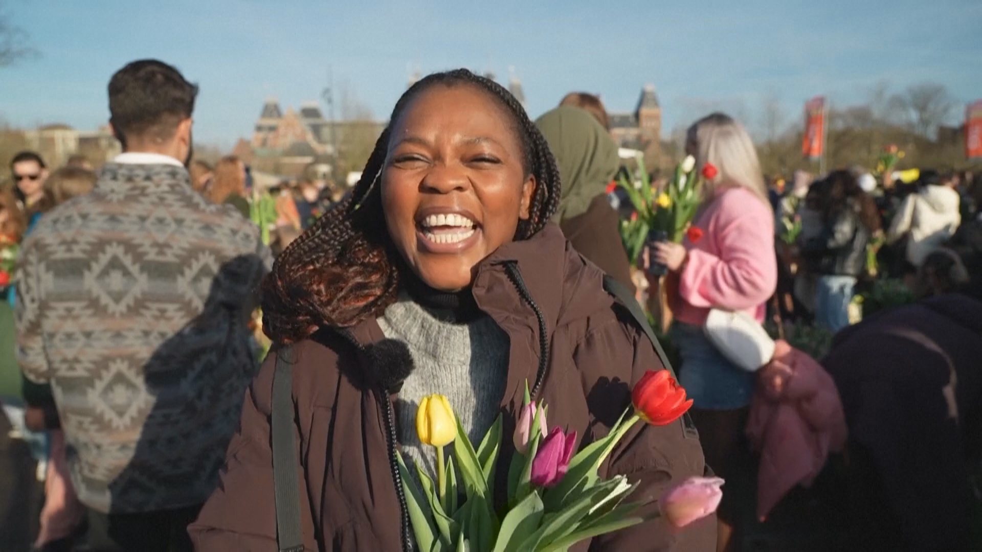 В Амстердаме людям раздали 200 000 тюльпанов