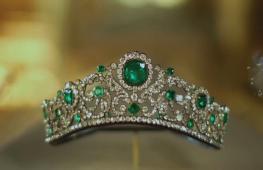 Выставка королевских драгоценностей проходит в Париже, несмотря на ограбление Лувра