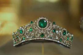 Выставка королевских драгоценностей проходит в Париже, несмотря на ограбление Лувра