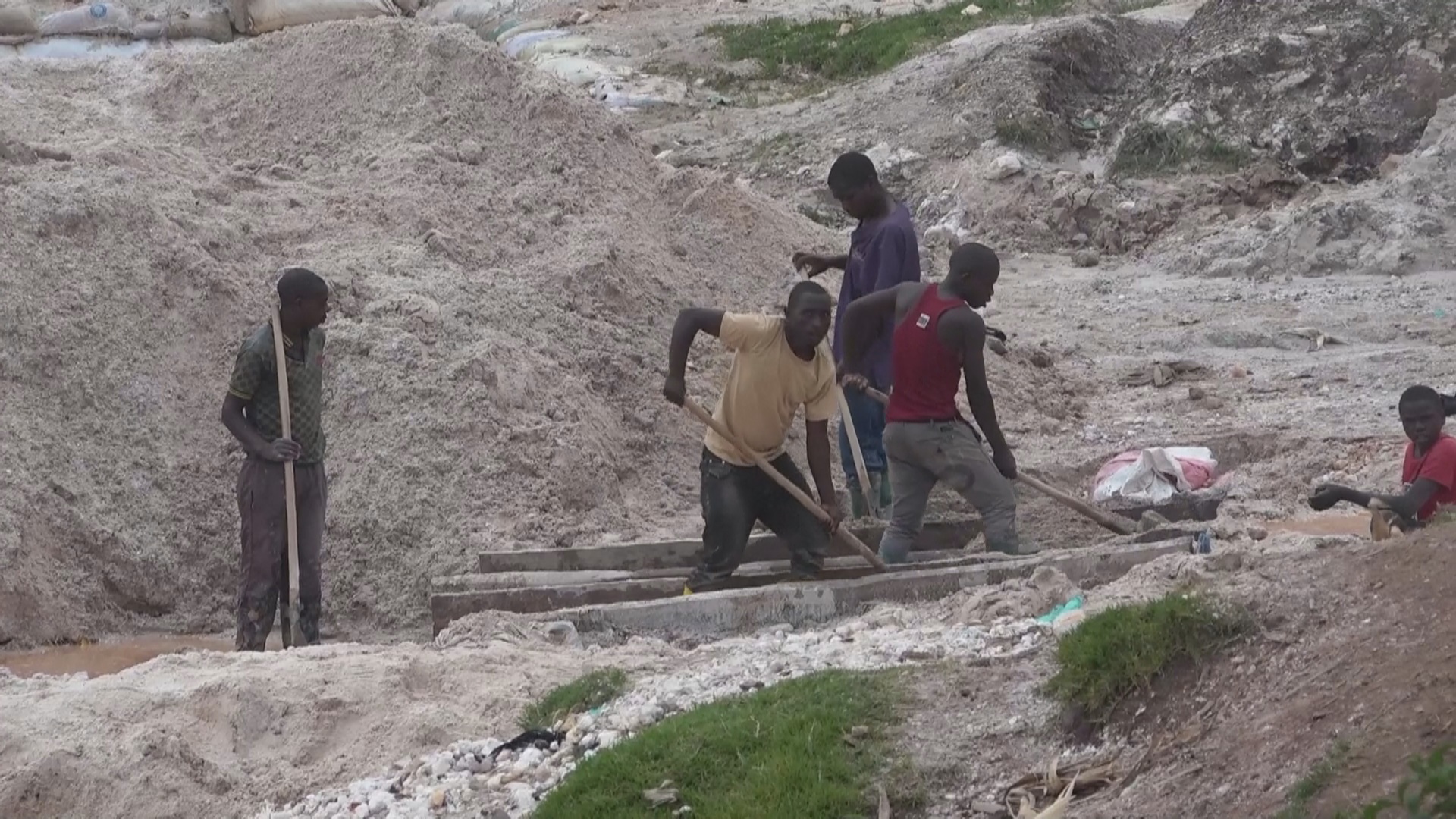 Более 200 человек погибли при обрушении шахты по добыче колтана на востоке ДР Конго