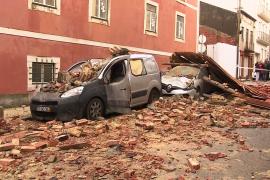 Португальцы стоят в очереди за черепицей после шторма