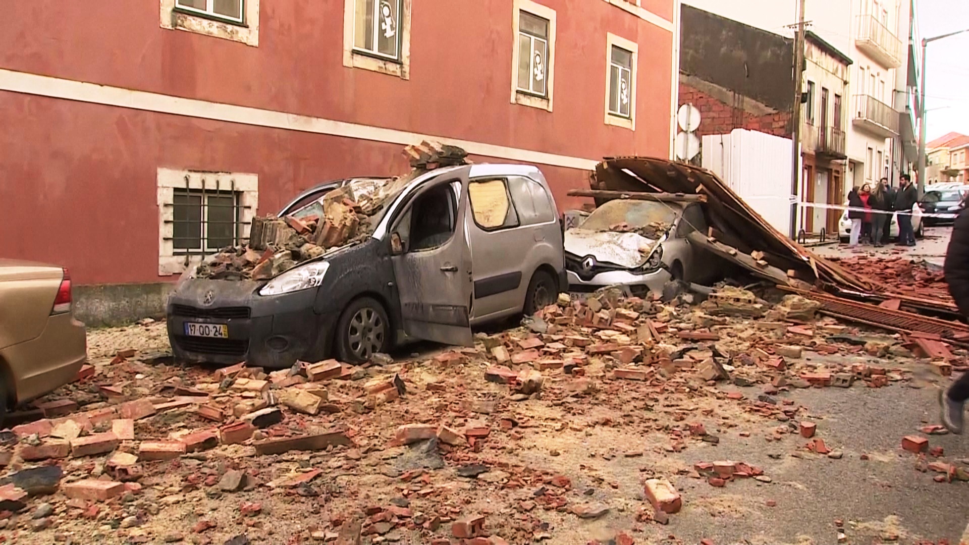 Португальцы стоят в очереди за черепицей после шторма Португальцы стоят в очереди за черепицей после шторма