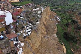 Город на краю обрыва: жители итальянского Нишеми спасают личные вещи из опасных районов