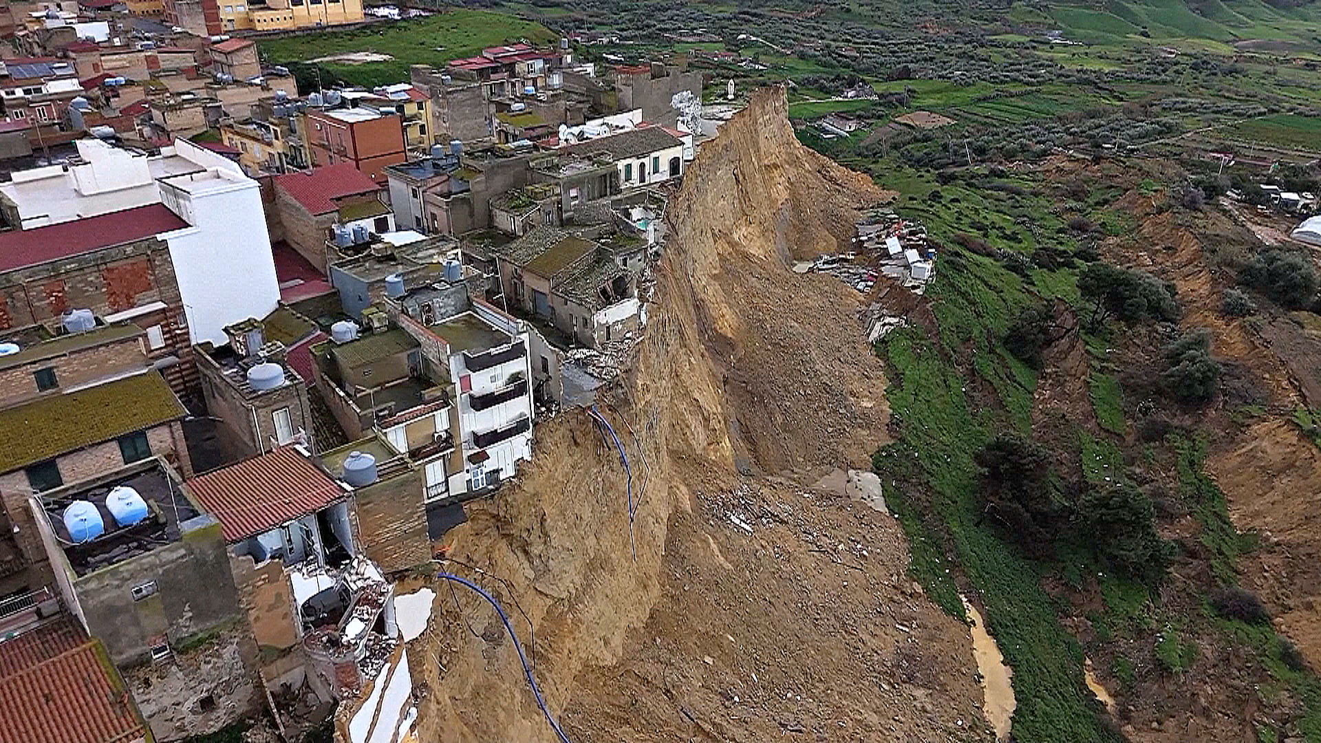 Город на краю обрыва: жители итальянского Нишеми спасают личные вещи из опасных районов Город на краю обрыва: жители итальянского Нишеми спасают личные вещи из опасных районов