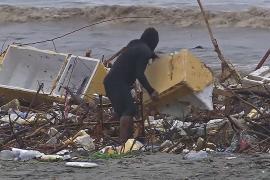 Пляж в Колумбии превратился в свалку из-за шторма