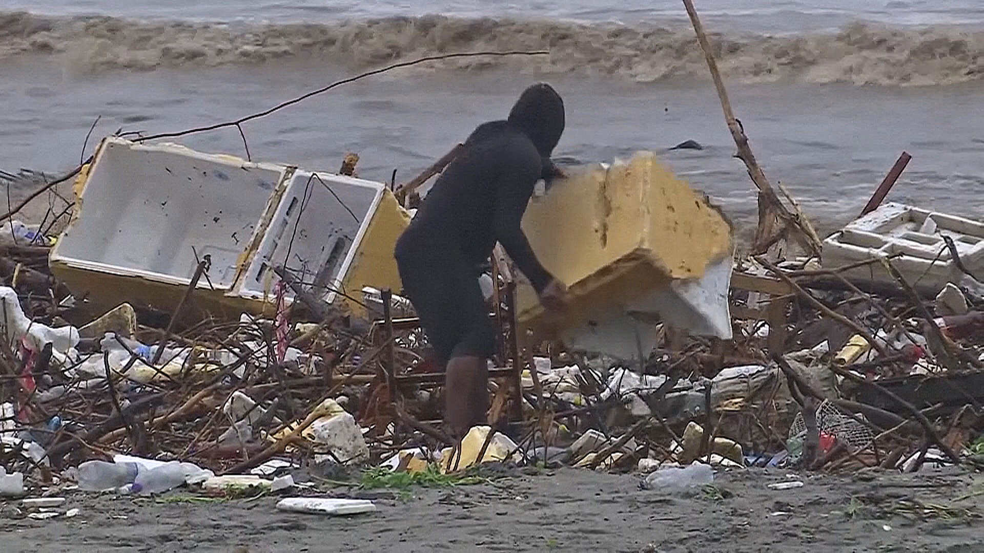 Пляж в Колумбии превратился в свалку из-за шторма