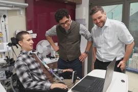 Парализованный мужчина с помощью мозгового чипа управляет компьютером