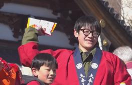 Сотни японцев вышли ловить бобы, чтобы поймать счастье в новом году