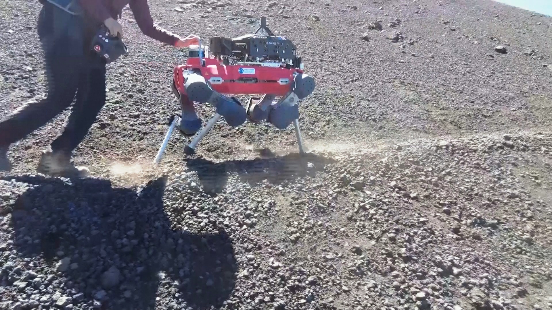 Робот-собака поднимается на Этну «вынюхивать» вулканические газы