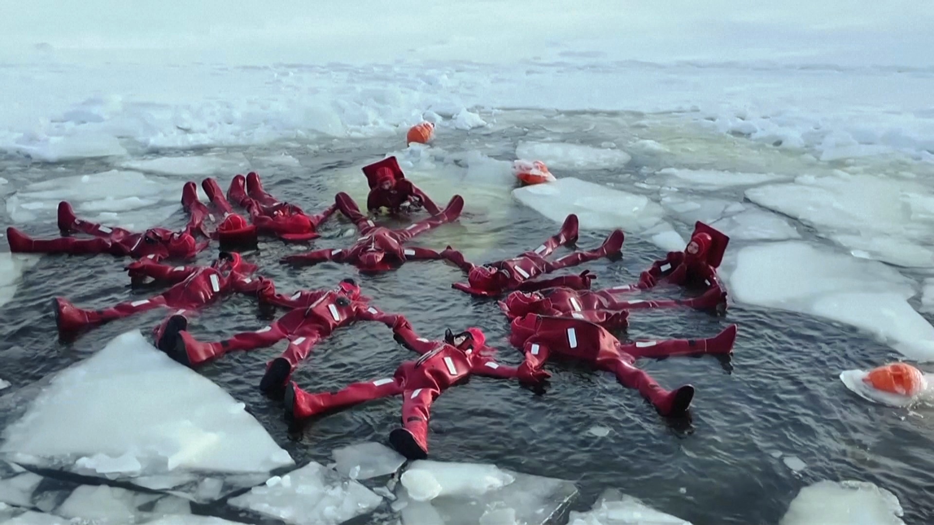 Купание при -20°C: в Москве теперь можно заняться айс-флоатингом