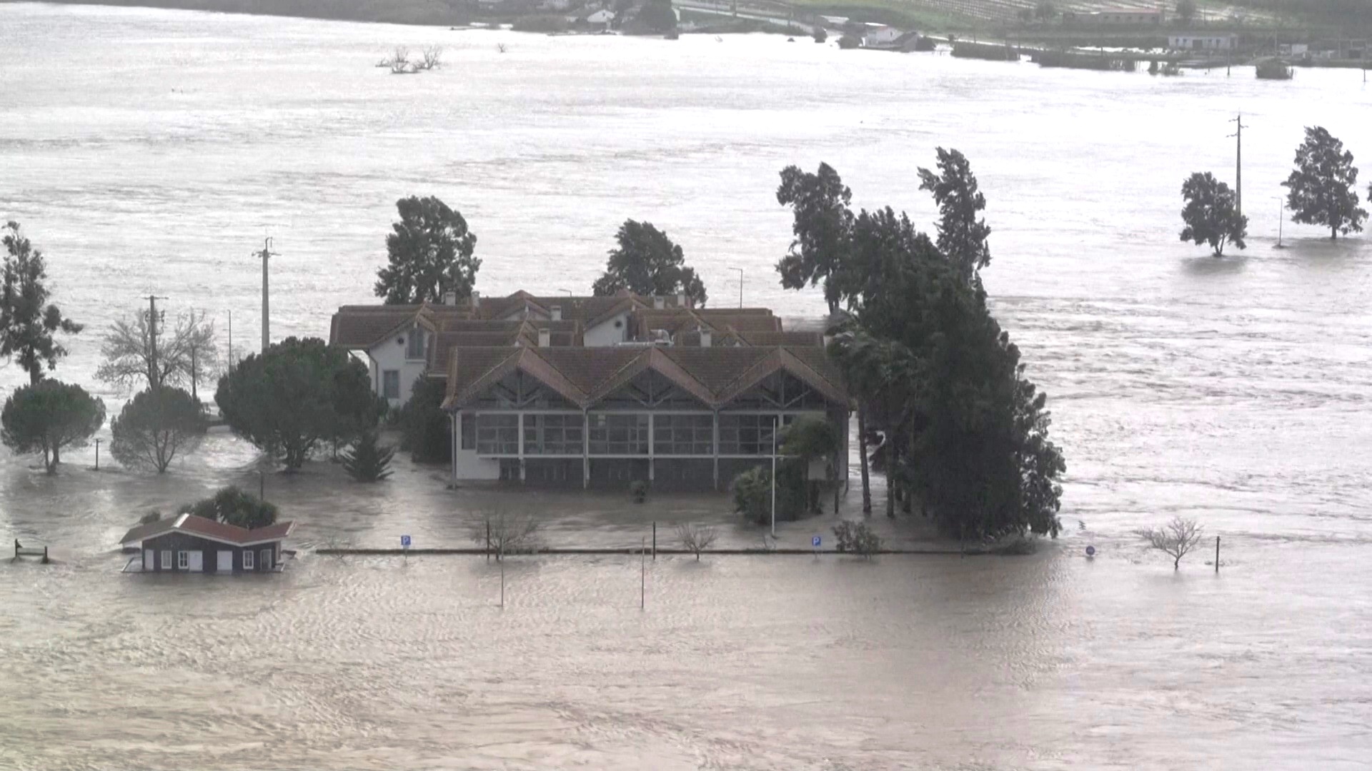 На Испанию и Португалию обрушился шторм «Леонардо»