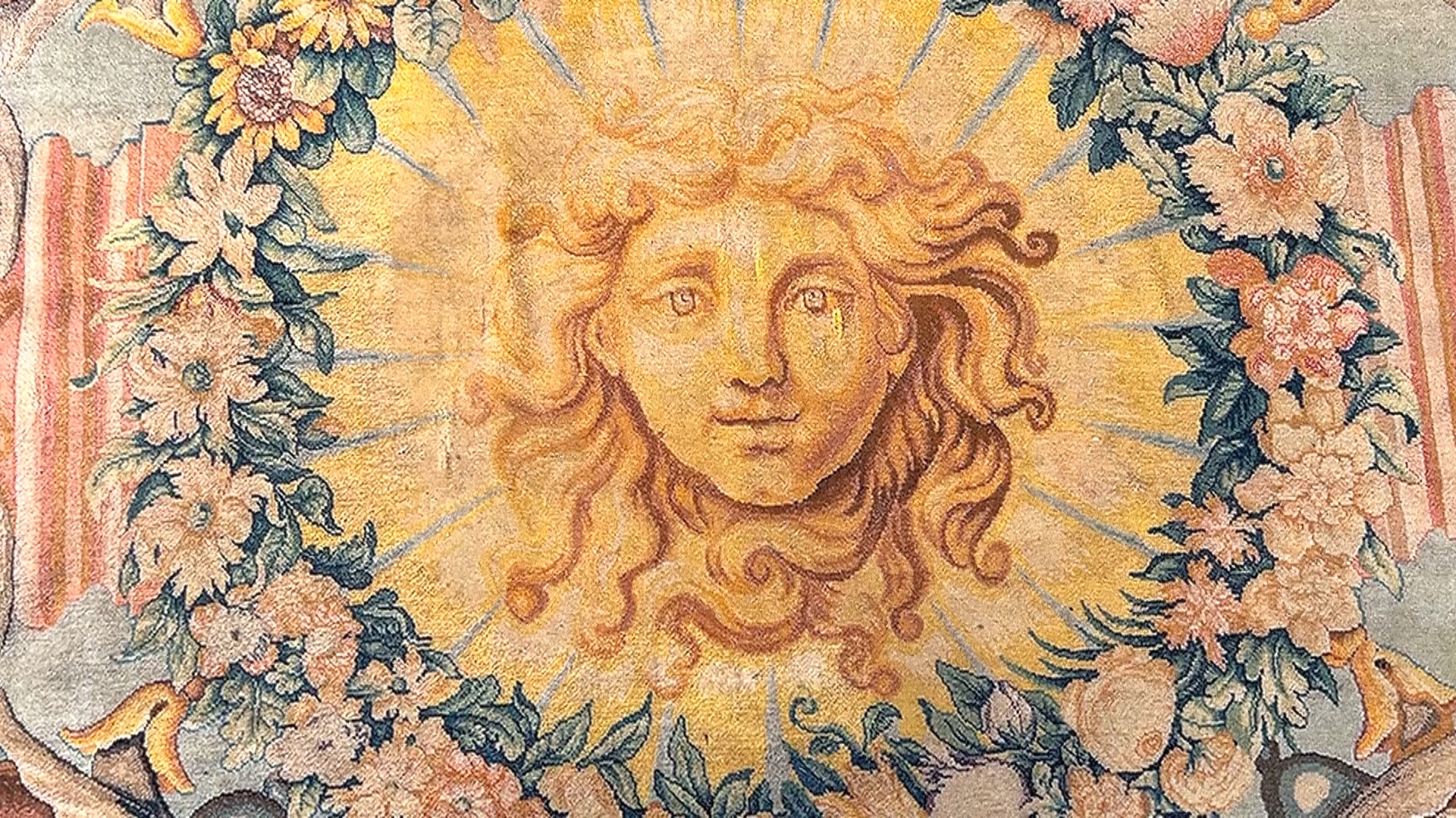 Уникальный ансамбль ковров французского короля-солнца представили в Париже