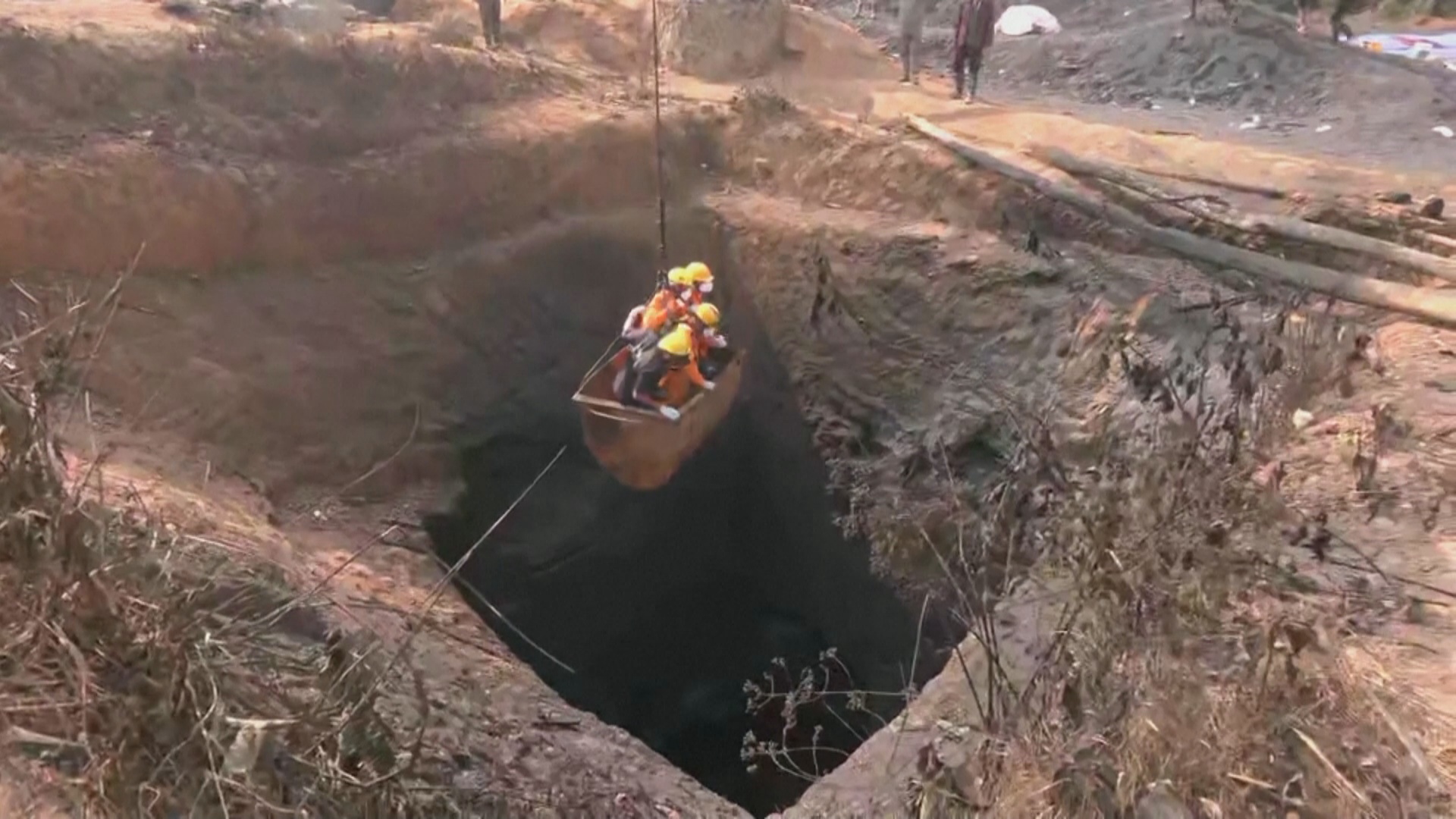 До 27 возросло число жертв взрыва на шахте в Индии