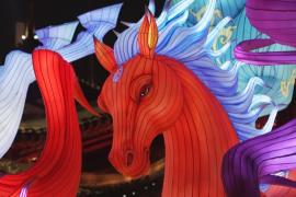 Фонари в форме лошадей осветили Шанхай в честь китайского Нового года