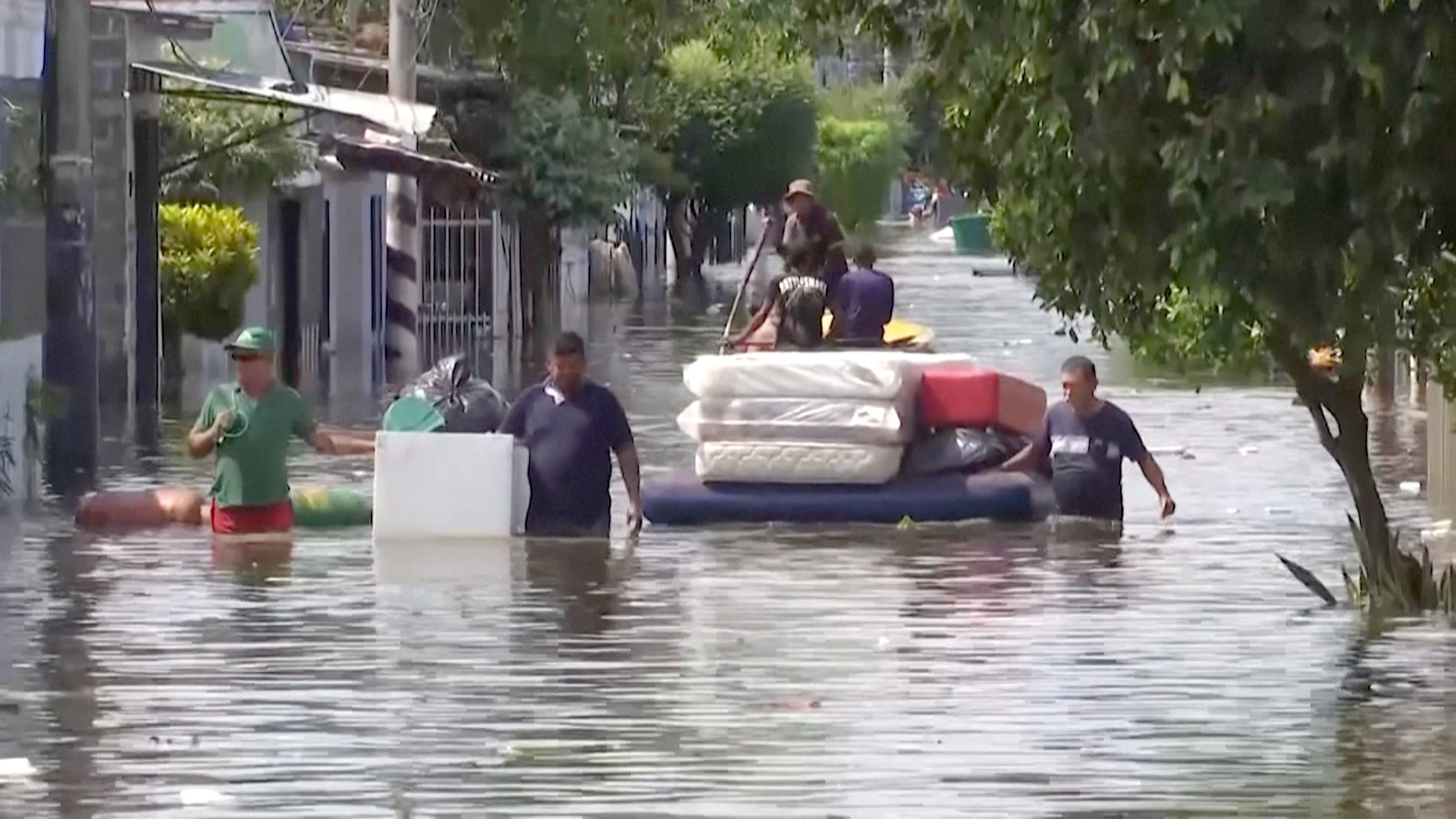 Улицы превратились в реки на севере Колумбии