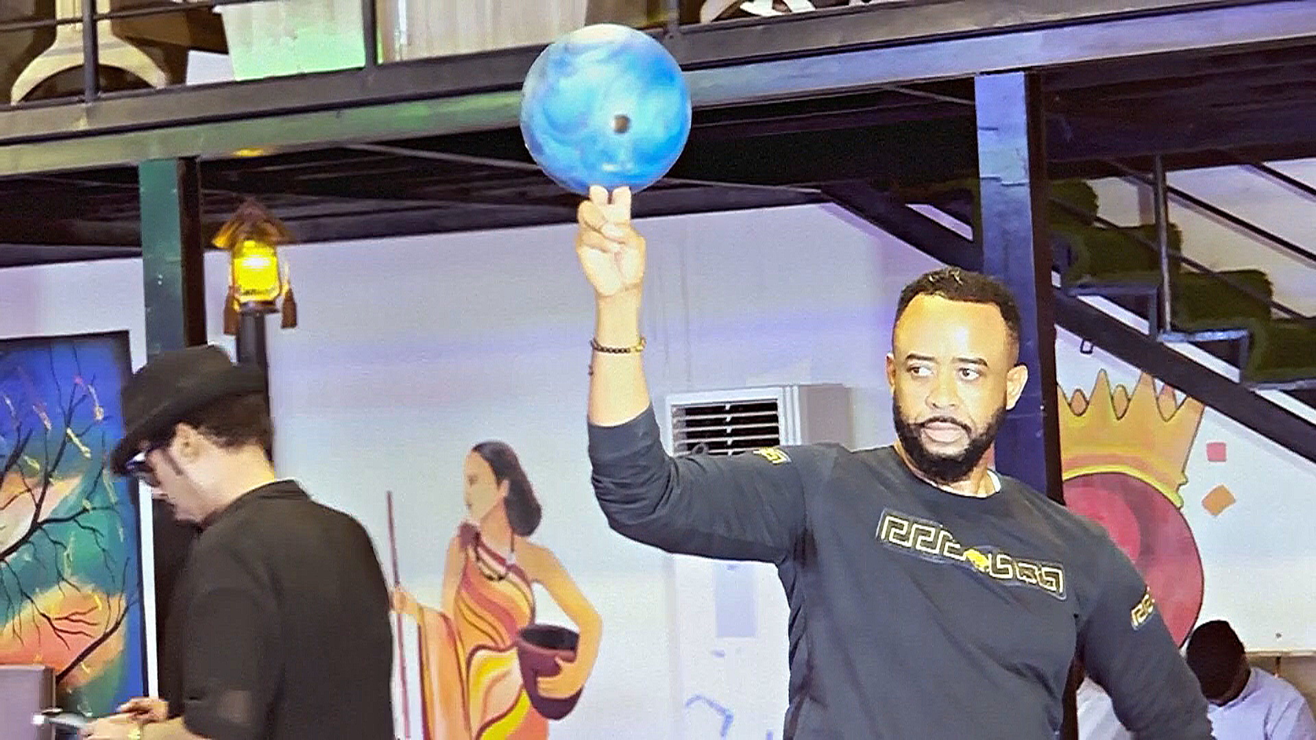 Как играют в боулинг в некогда одном из самых опасных городов мира