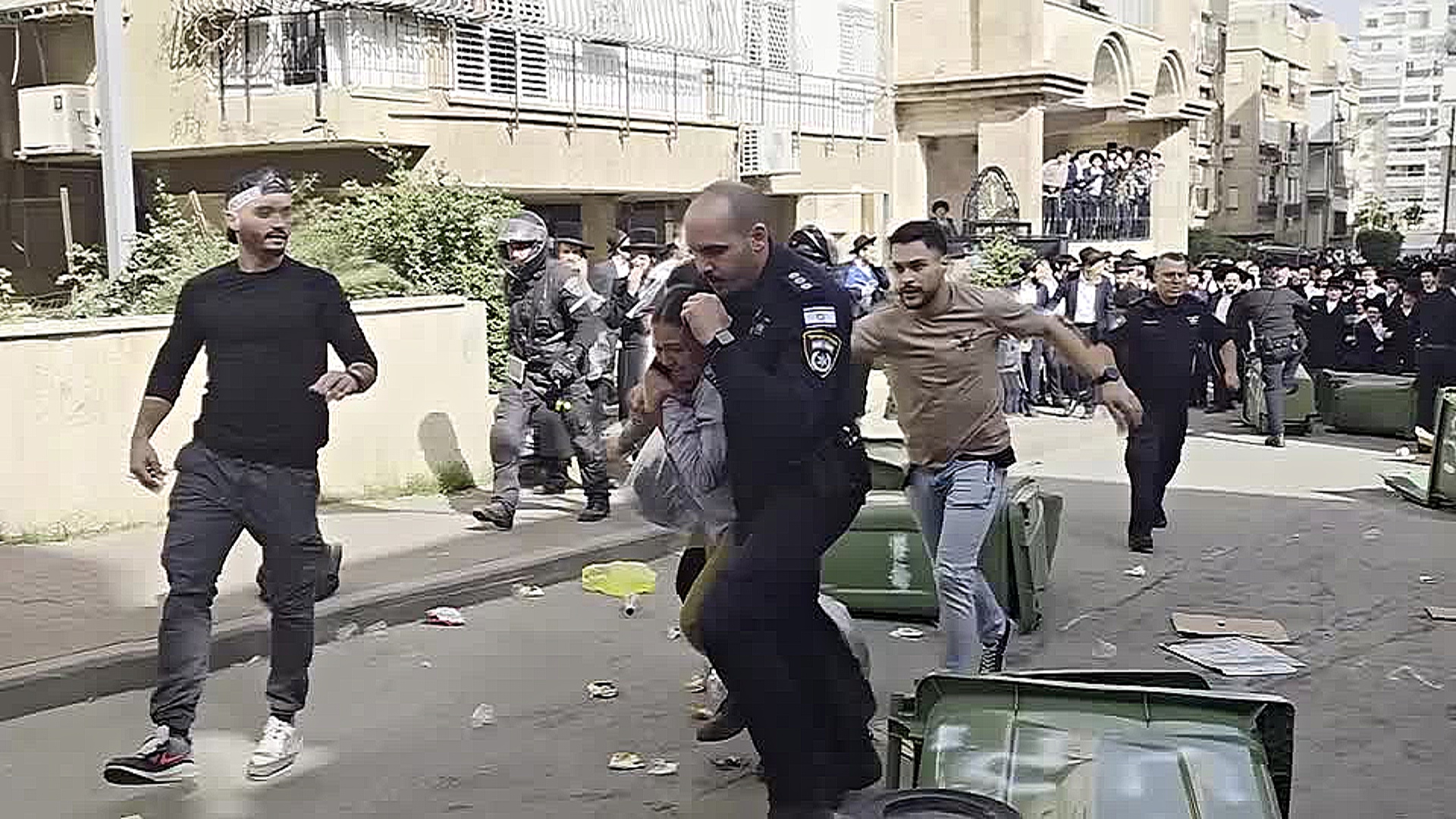 В израильском ультраортодоксальном городе произошли стычки из-за попыток забрать мужчин в армию