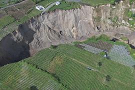 Гигантская воронка поглощает поля в Индонезии, угрожая людям и домам