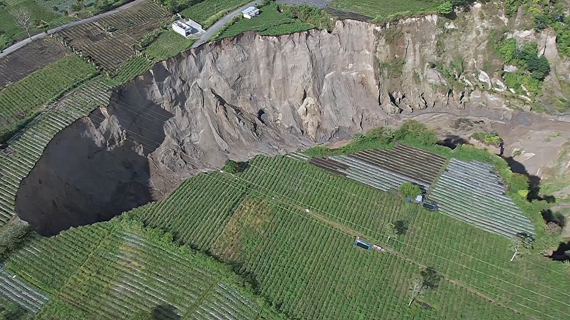 Гигантская воронка поглощает поля в Индонезии, угрожая людям и домам