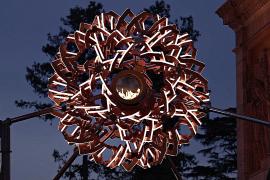 Олимпийский огонь стал главной достопримечательностью в Милане