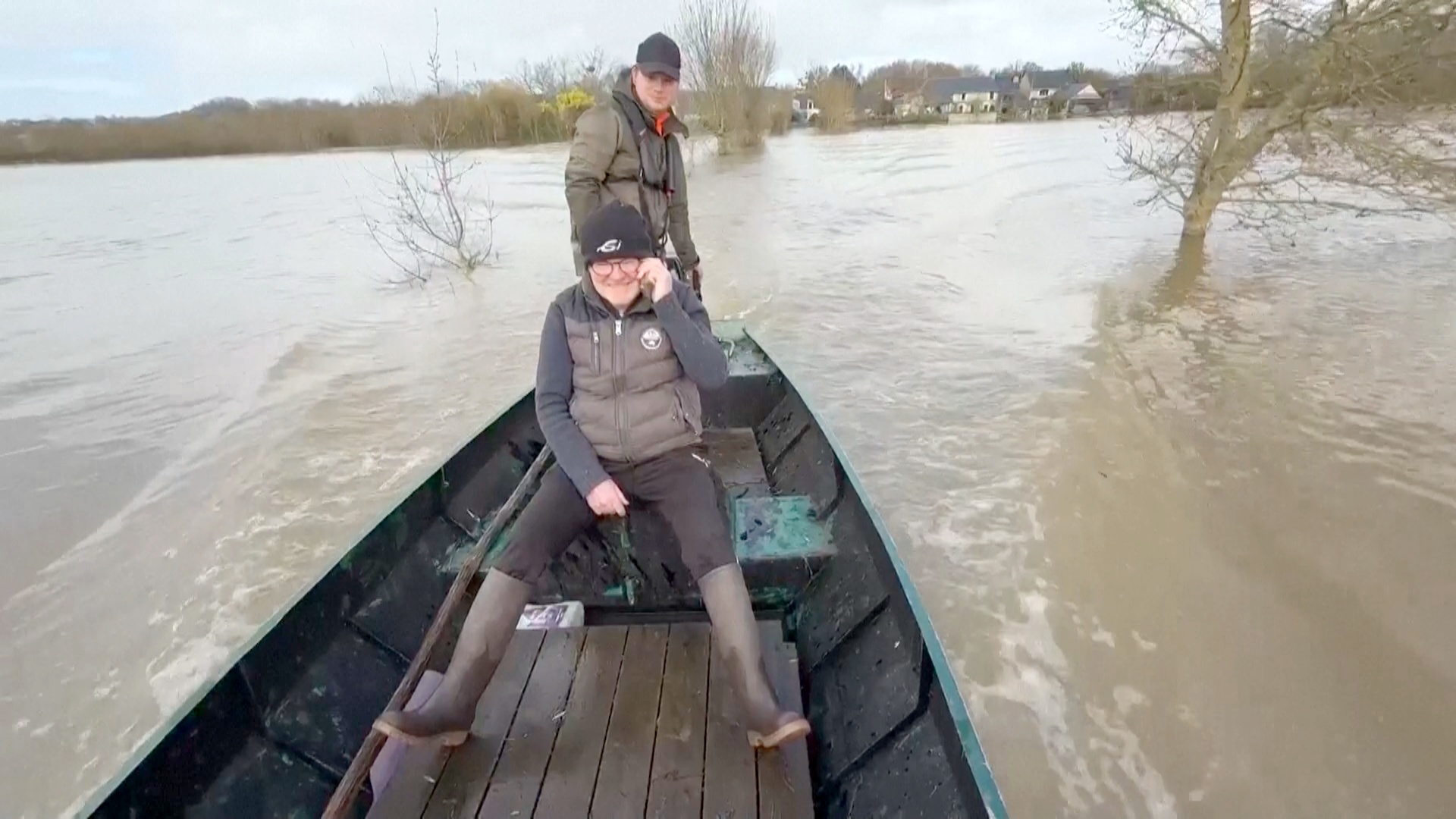 Лодки заменили машины в городке на западе Франции