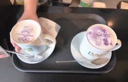 Капучино в олимпийском стиле подают в кафе в Италии