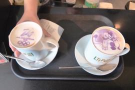 Капучино в олимпийском стиле подают в кафе в Италии