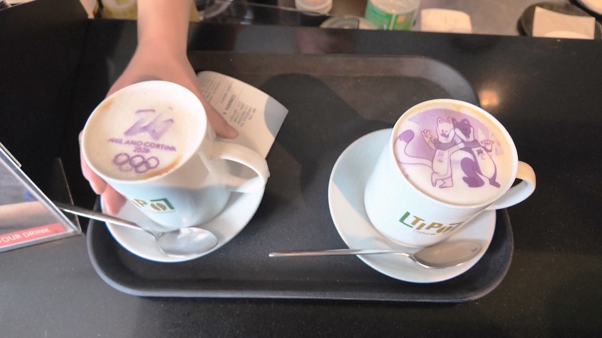 Капучино в олимпийском стиле подают в кафе в Италии