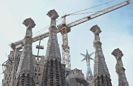 Знаменитая базилика Саграда Фамилия в Барселоне достигла своей максимальной высоты