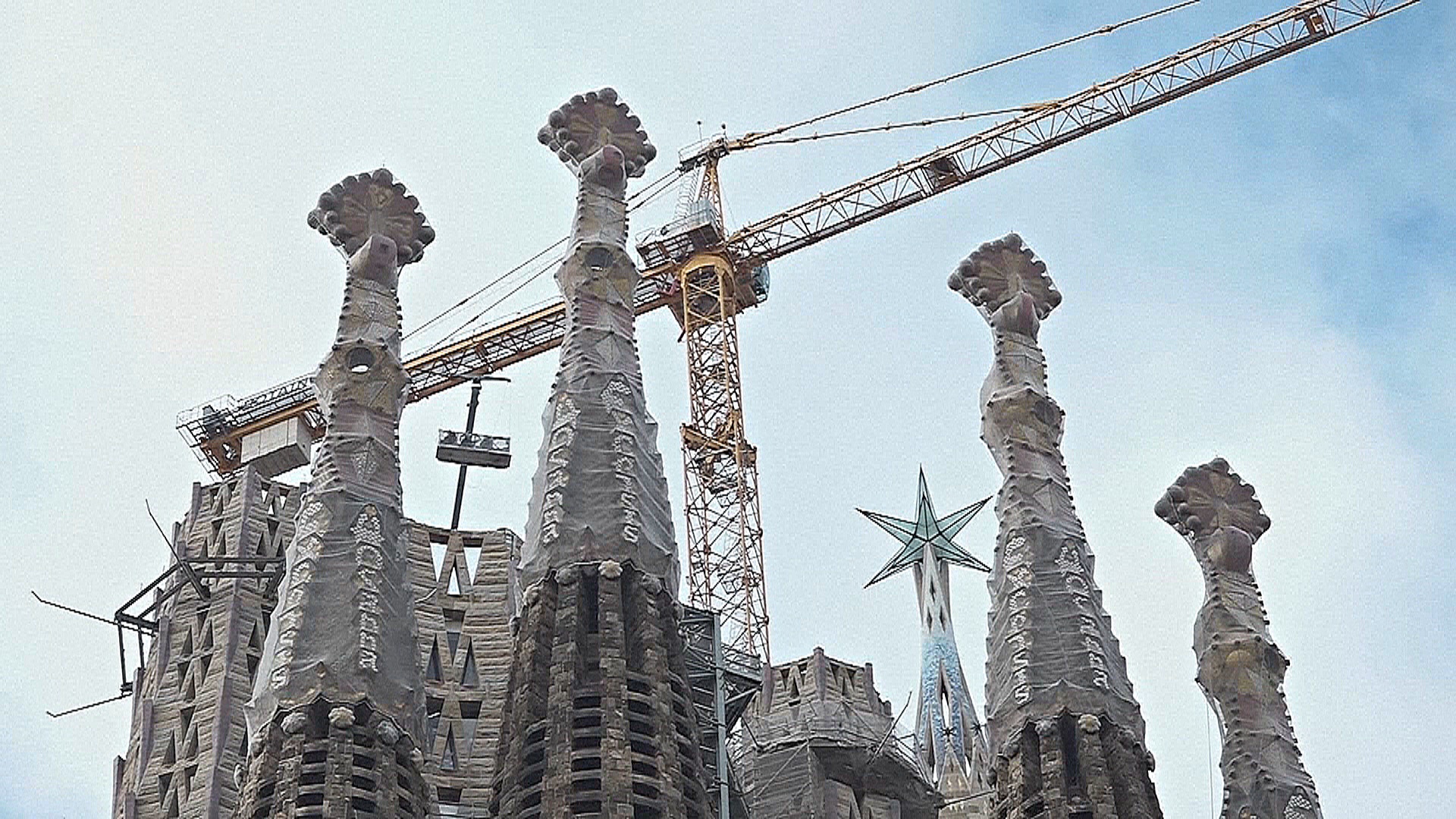 Знаменитая базилика Саграда Фамилия в Барселоне достигла своей максимальной высоты