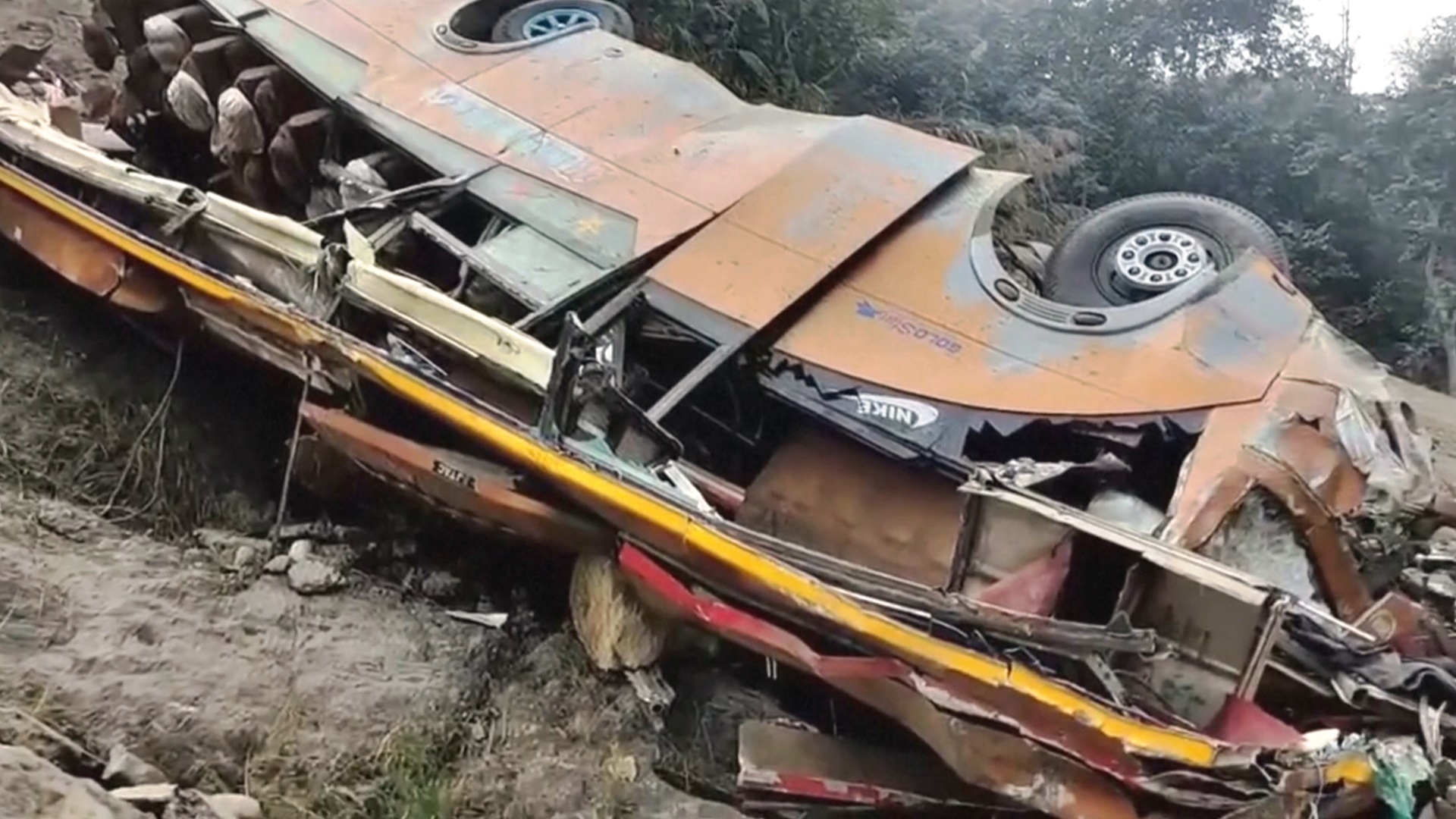 В Непале автобус упал с обрыва: 19 погибших В Непале автобус упал с обрыва: 19 погибших