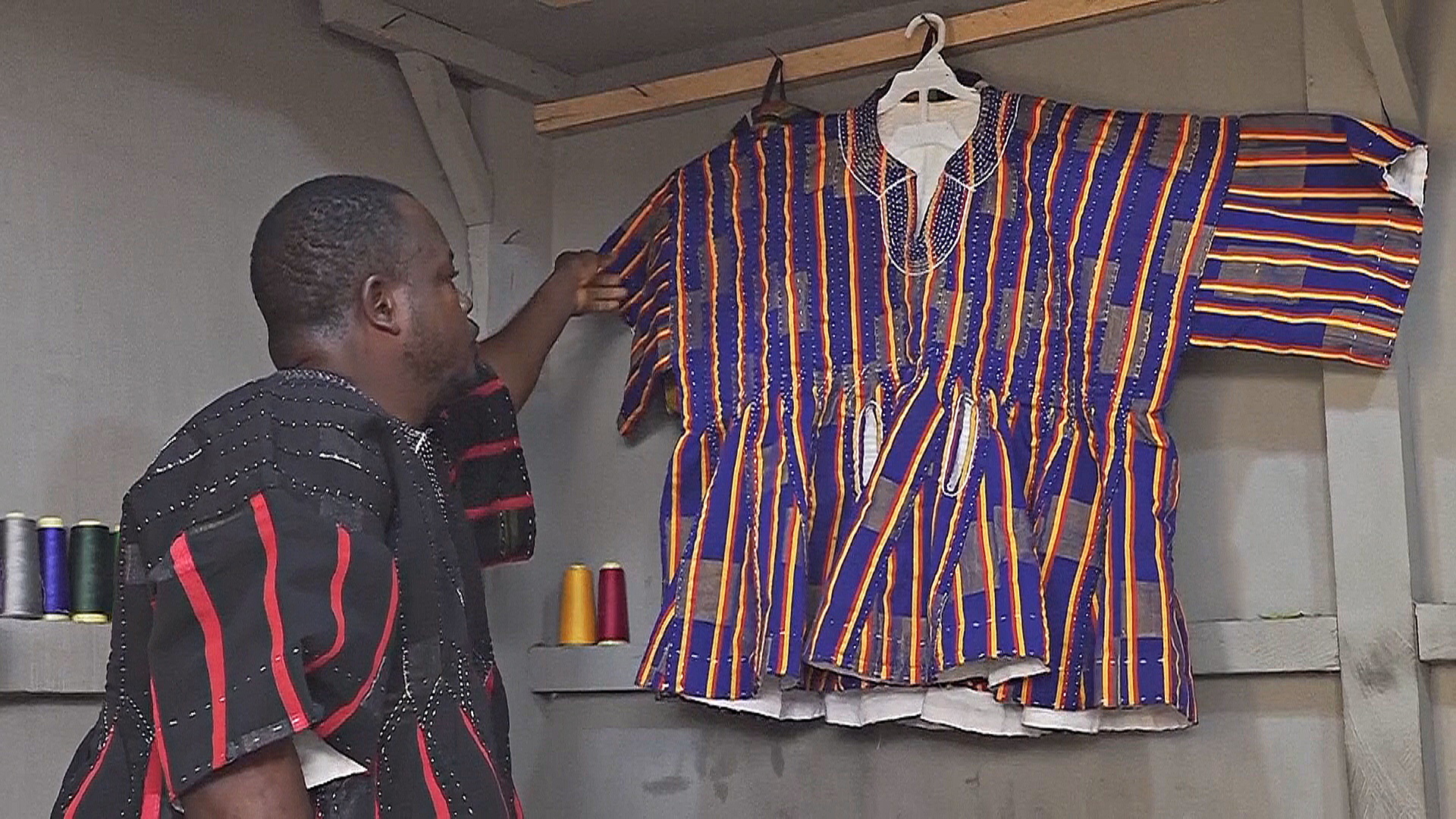 В Гане традиционную одежду фугу продвигает президент В Гане традиционную одежду фугу продвигает президент