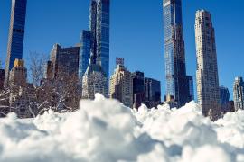 Нью-Йорк в снегу: на Таймс-сквер пусто, авиарейсы отменены