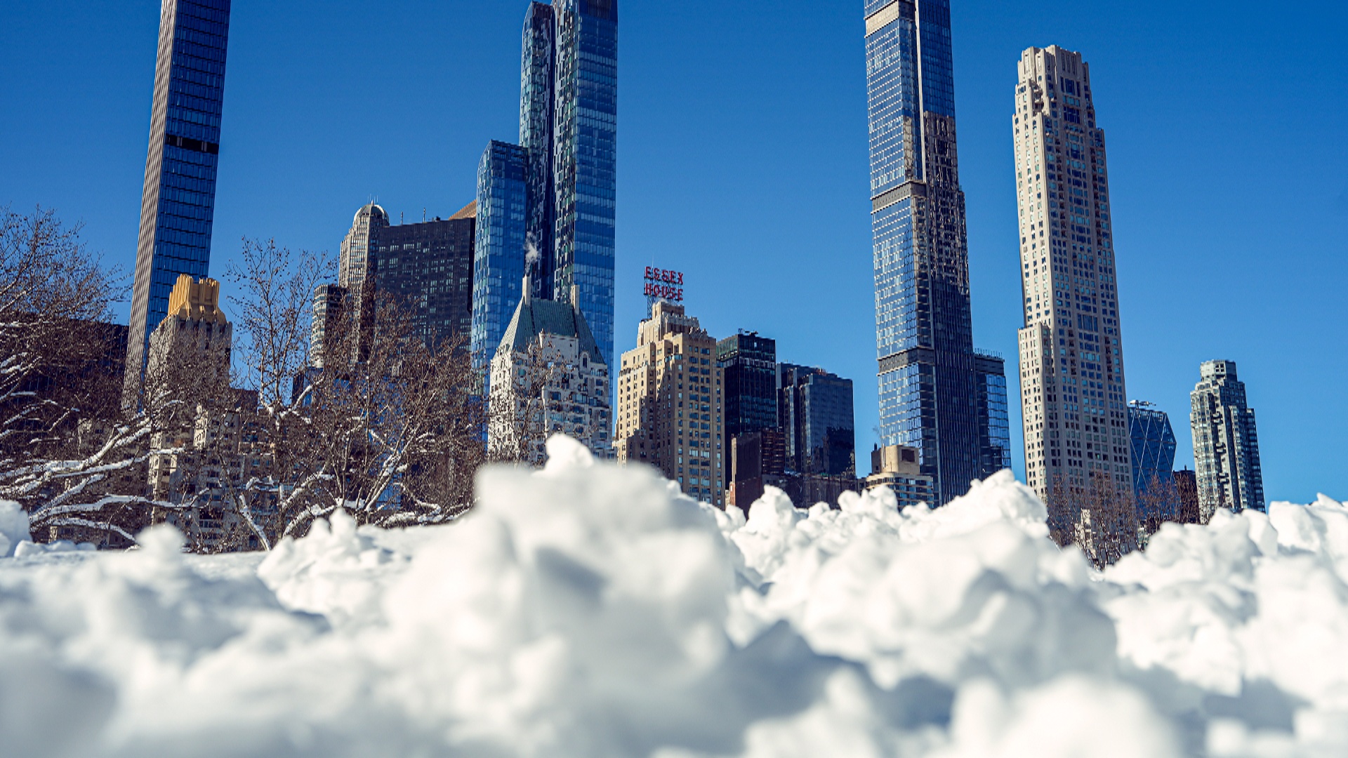 Нью-Йорк в снегу: на Таймс-сквер пусто, авиарейсы отменены