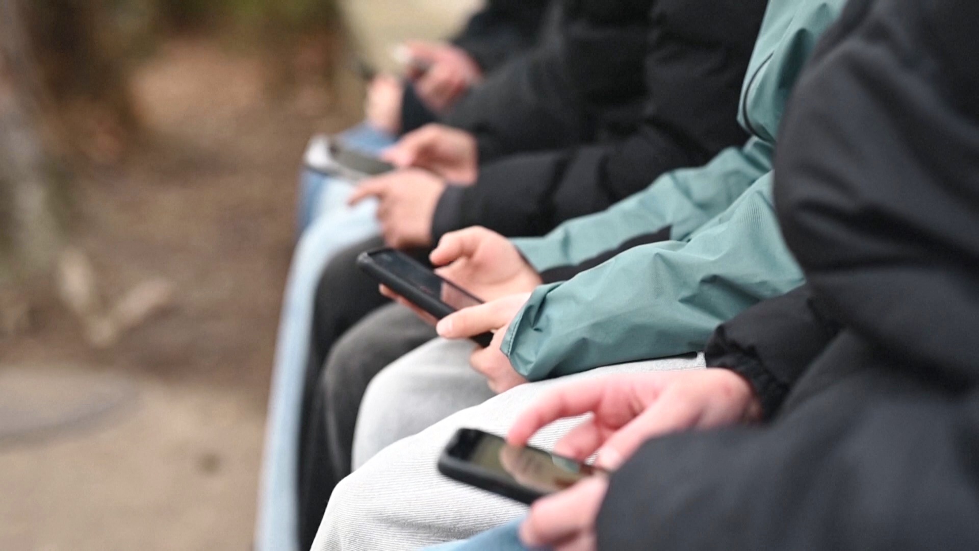 Немецкие подростки считают, что вопрос о запрете соцсетей должны решать не власти Немецкие подростки считают, что вопрос о запрете соцсетей должны решать не власти