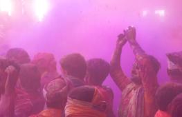 В разноцветный туман погрузился город в Индии в праздник Ладду Холи