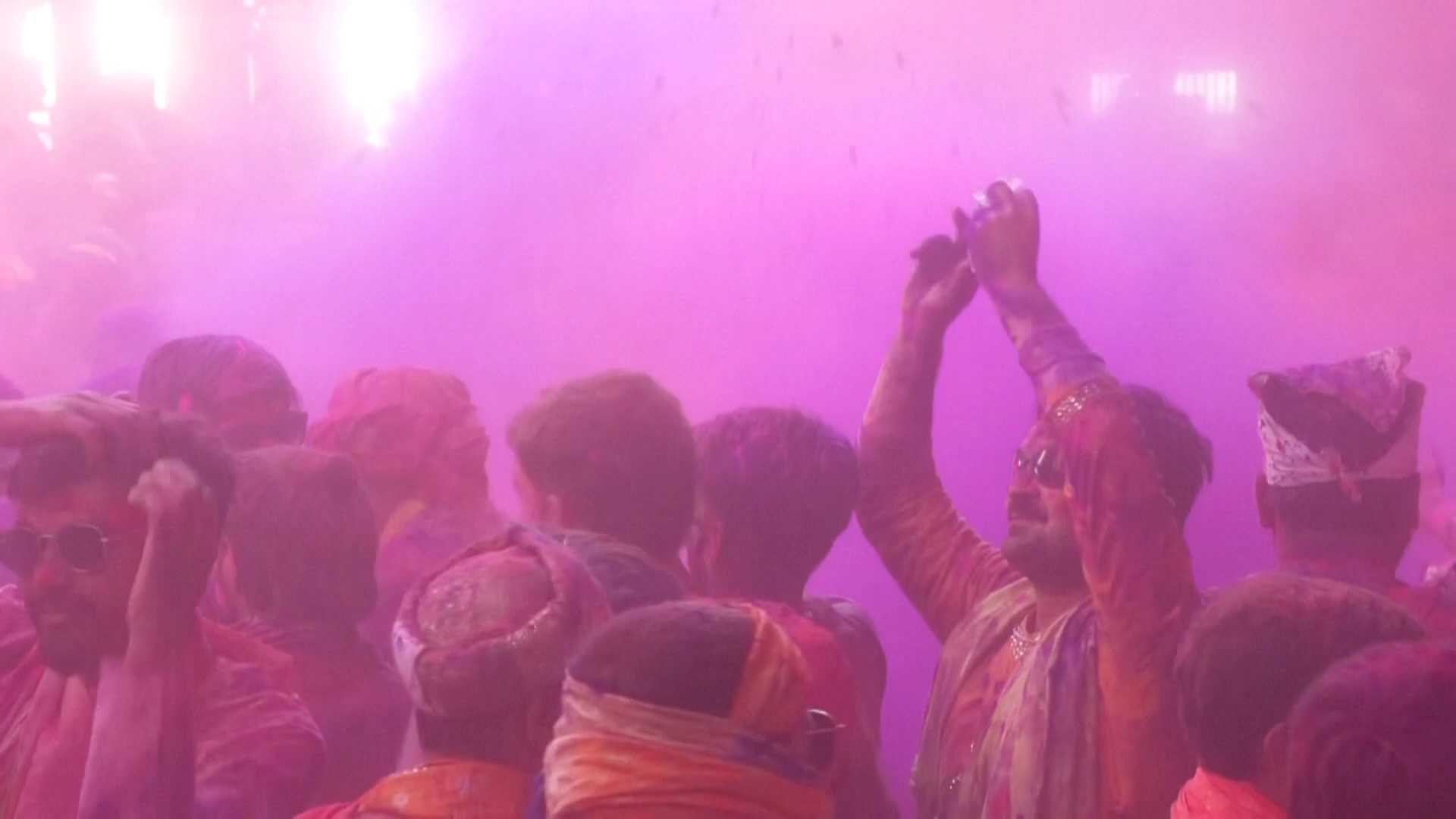 В разноцветный туман погрузился город в Индии в праздник Ладду Холи