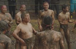 Японцы в набедренных повязках устроили битву в грязи, чтобы получить благословение