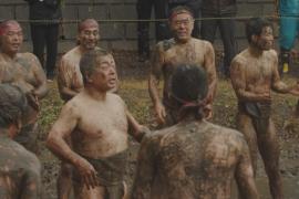 Японцы в набедренных повязках устроили битву в грязи, чтобы получить благословение