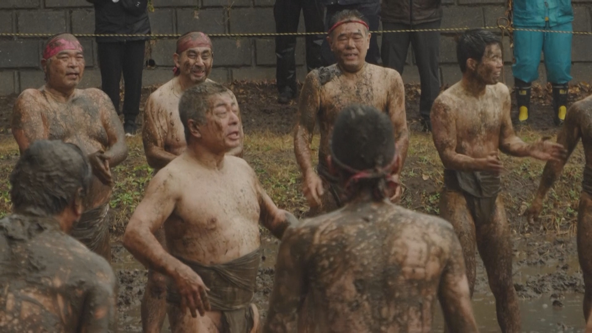 Японцы в набедренных повязках устроили битву в грязи, чтобы получить благословение