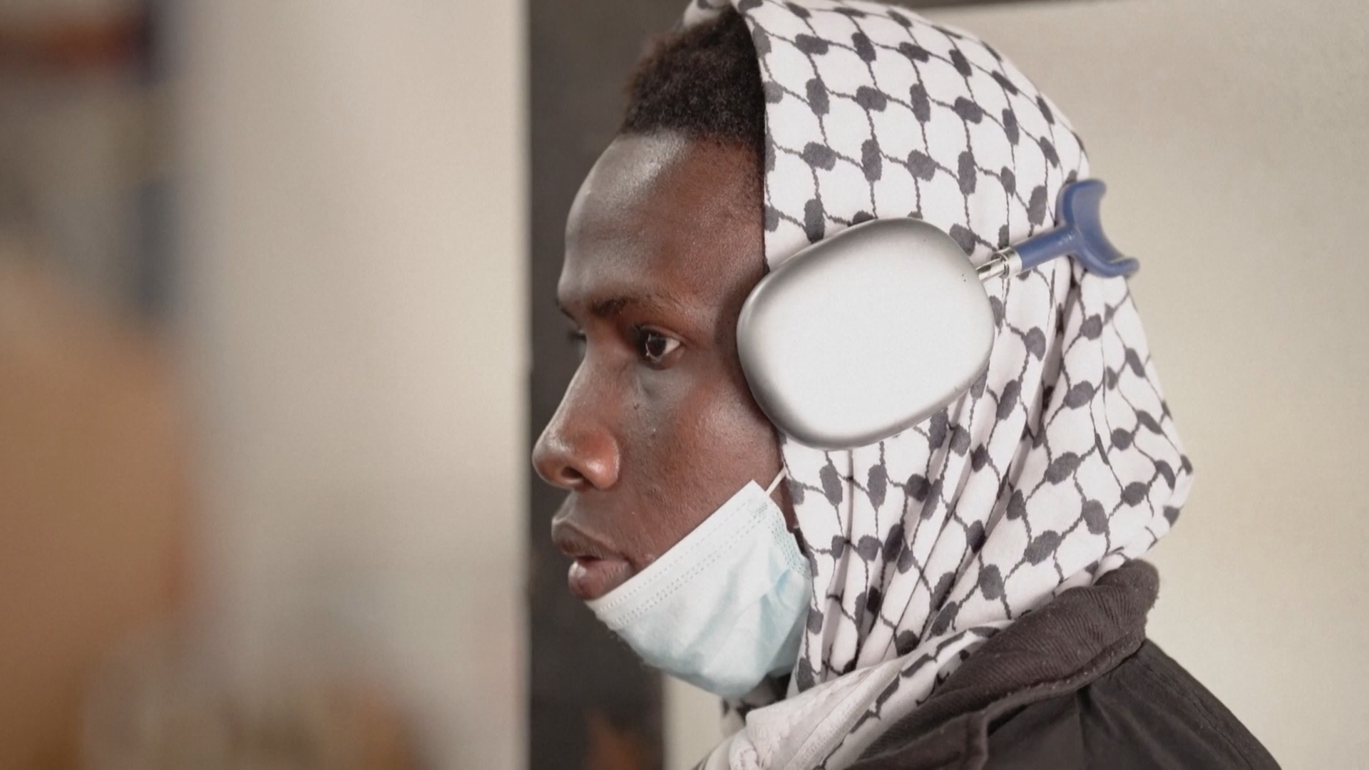 Неопределённость и длинные очереди: Испания готовится к легализации мигрантов