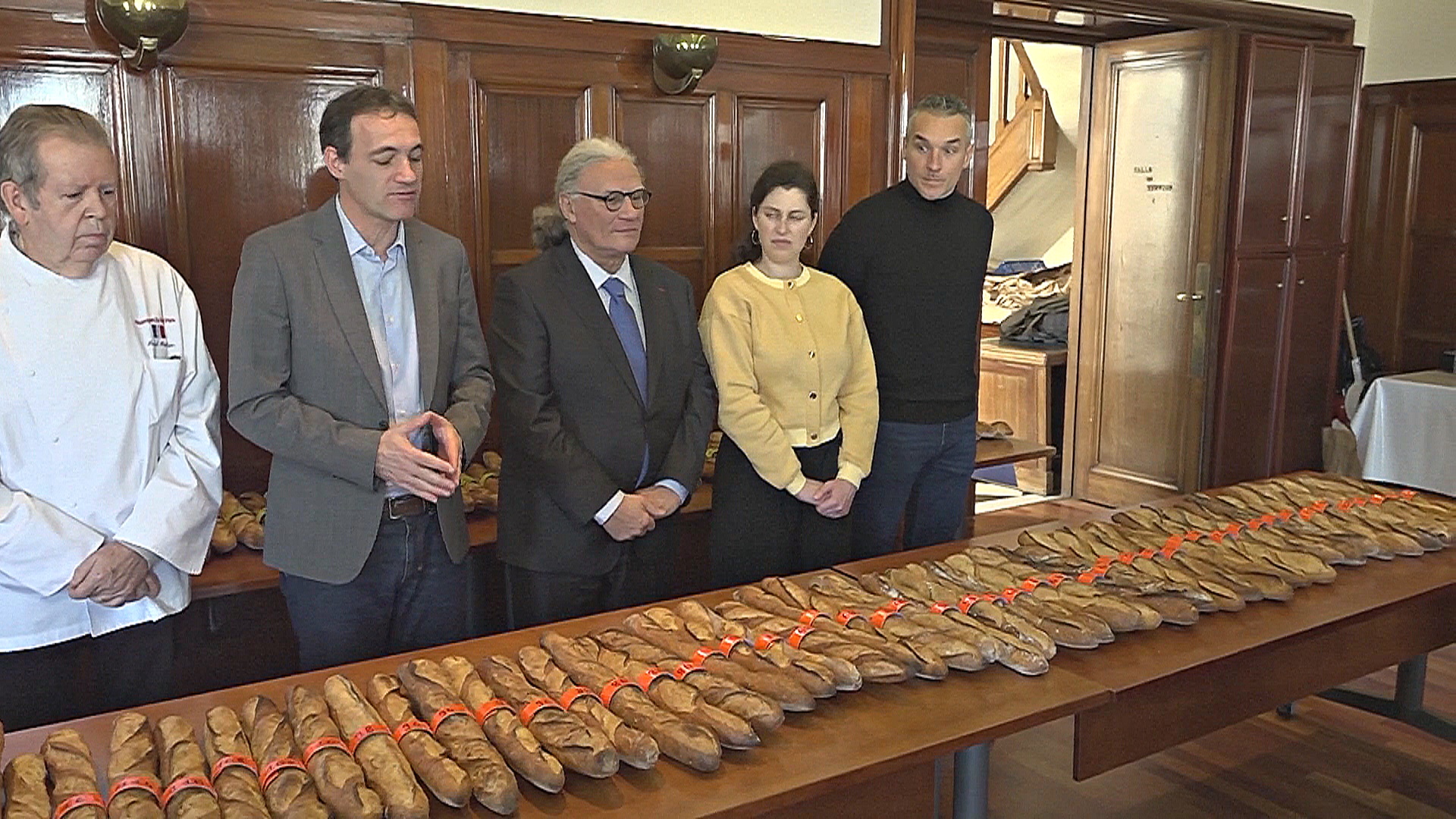 Битва багетов: судьи выбирают лучший французский хлеб в Париже