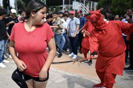 Порка перед Пасхой: как сальвадорцам помогают очиститься от грехов