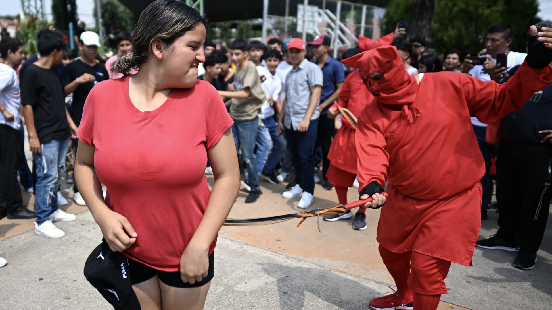 Порка перед Пасхой: как сальвадорцам помогают очиститься от грехов