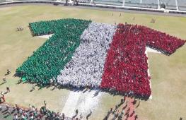 Мексика побила рекорд Гиннесса по формированию самой большой живой фигуры в виде футбольной майки