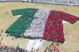 Мексика побила рекорд Гиннесса по формированию самой большой живой фигуры в виде футбольной майки